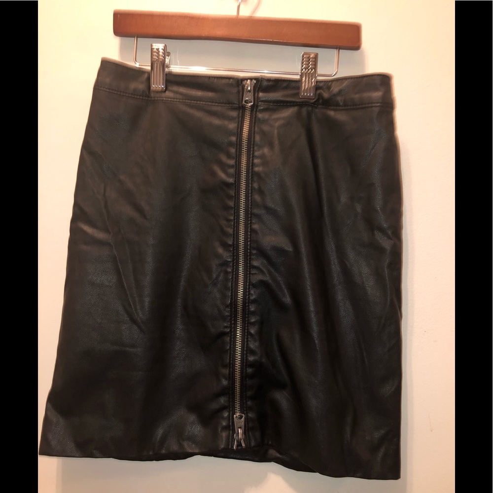 Abercrombie & Fitch black dipper skirt